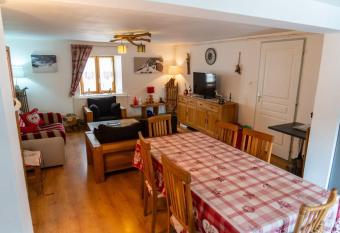 Grand appartement avec terrasse centre ville has Balcony rooms