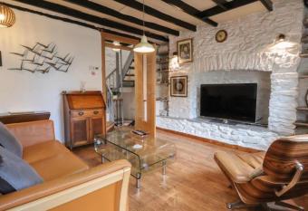 Coastal Village Cottage has Balcony rooms