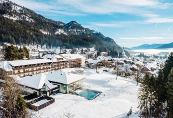 OptimaMed Gesundheitsresort Wei  briach GmbH has Balcony rooms