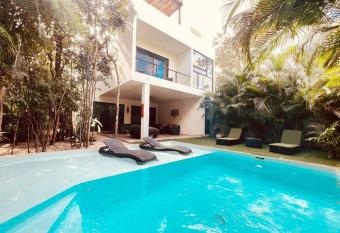 Villa Pakal has rooms with a private hot tub