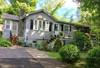 3 bedroom country home pet friendly has Balcony rooms