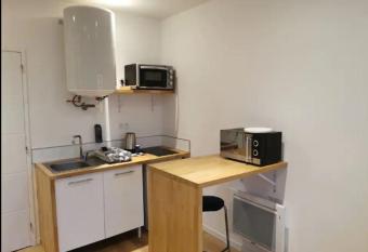 Studio6 centre ville Corbi  res allows 18 year olds to book a room