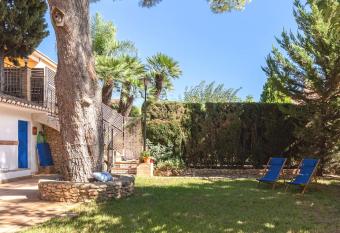 Desconectar en El Vedat. allows 18 year olds to book a room