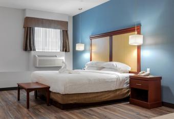 Premier Inn & Suites - Downtown Hamilton has rooms with a private hot tub