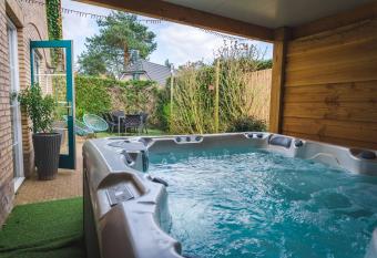 Luxe Veluws Vakantiehuis met JACUZZI has rooms with a private hot tub