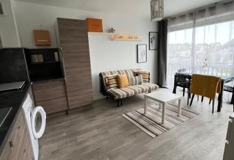 Superbe appartement    100m de la plage has Balcony rooms