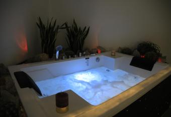 New- B&B Allison Tropea has rooms with a private hot tub