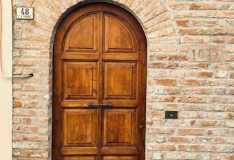 CASA GAH has Balcony rooms