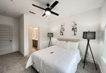 Luxurious cozy unit 5mins to downtown Lawrenceville has Balcony rooms