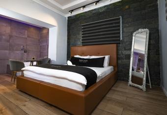                     -                                                                                           - Studio apartments with sauna and heated pool in the city center of Tiberias allows 18 year olds to book a room