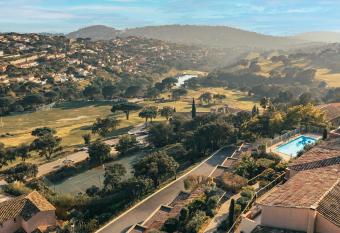 Bel appartement, terrasse, piscine, vue sur Golf has Balcony rooms