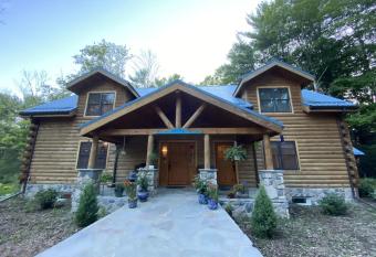 Log Country Inn Bed and Breakfast of Ithaca has rooms with a private hot tub
