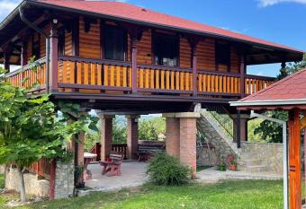 Domacinstvo Ilici ,Gunjaci has Balcony rooms