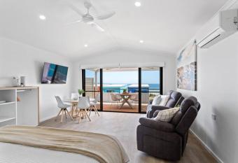 Port Lincoln Beachfront Apartment 7 allows 18 year olds to book a room