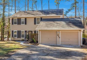 Cozy Getaway With Entertainment! has Balcony rooms