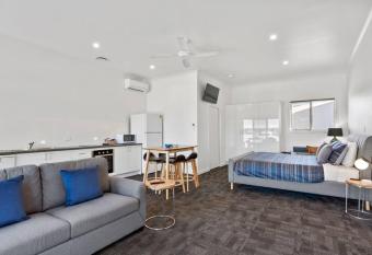 Port Lincoln Shark Apartment 5 allows 18 year olds to book a room