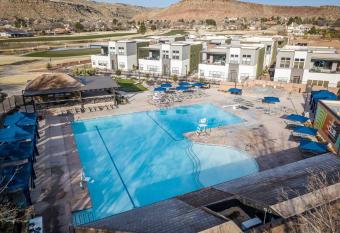 Villa 28 - 4 Bedroom Townhome! Pool and Hot Tub! has rooms with a private hot tub