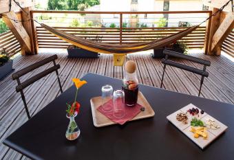 Graine de Tilia has Balcony rooms