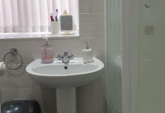 Friendly house with good host allows 18 year olds to book a room