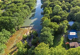 Stone River Cabin has Balcony rooms