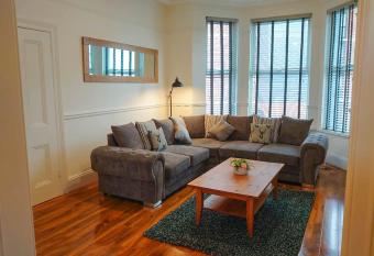 Modern Luxury 3 bed house has Balcony rooms