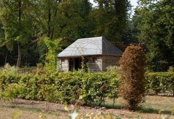 Cabane de l R-mitage allows 18 year olds to book a room