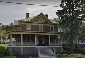 The Queen's Gambit ( A Luxury 2nd Floor Apt in Downtown Staunton) has rooms with a private hot tub