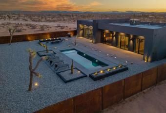Black Sky House- Pool & Spa has rooms with a private hot tub