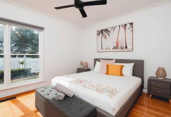 Truemans Guest House - Short walk to the beach! allows 18 year olds to book a room