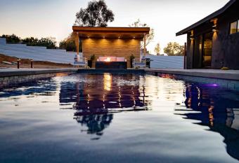 Luxury Retreat has rooms with a private hot tub