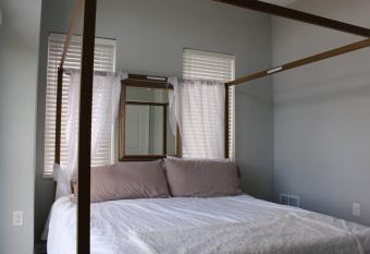 Stylish One-Bedroom Retreat with 2 Balconies has Balcony rooms