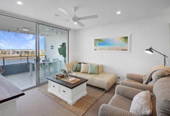 Aquarius Apartment - 150M to Hosp, Pool, 3 x TVs has Balcony rooms