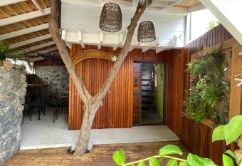 Le ti Kabanon Du Lagon allows 18 year olds to book a room