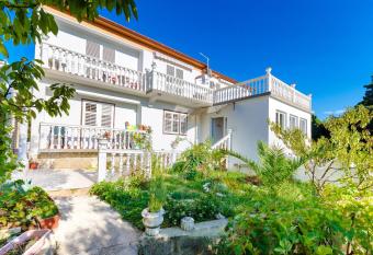 Rooms Mladen P has Balcony rooms