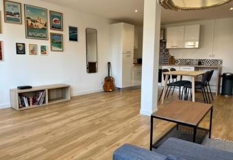 Au rayon de soleil allows 18 year olds to book a room