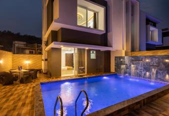 Belle Vue has rooms with a private hot tub