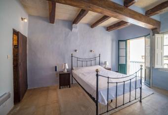 JuF- Spacious 1 bedroom apartment with rooftop allows 18 year olds to book a room