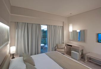 Hotel King Saron Club Marmara has rooms with a private hot tub