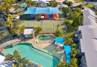 1 Bedroom Ground Level Unit in Noosaville Resort has rooms with a private hot tub