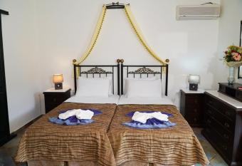 Vasilaras Hotel has rooms with a private hot tub