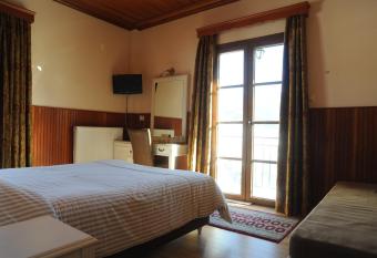 Hotel Olympic has rooms with a private hot tub