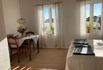 F  rtjusande g  stsvit med   ppen spis allows 18 year olds to book a room