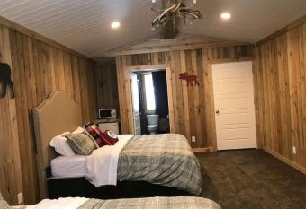 Single Cabin Unit 3 has rooms with a private hot tub