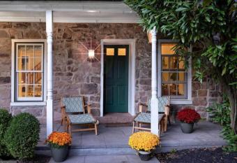 The Stone House on Main Street has Balcony rooms