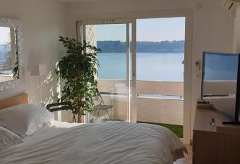 Istres T3 65 m   avec vue superbe sur   tang de l Olivier et le Jet d Eau allows 18 year olds to book a room