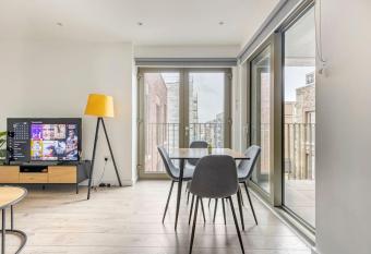 Luxury Double bedroom in Gallions Reach has Balcony rooms