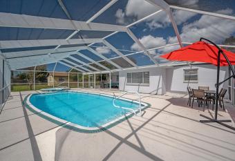 Family Pool Home mins to Madeira Beach and Clearwater has Balcony rooms