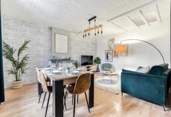 les Bulles Occitanes - tout    pied has rooms with a private hot tub