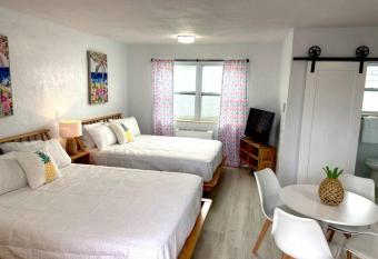 Pineapple Shores Retro Inn 2 allows 18 year olds to book a room