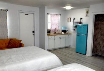 Pineapple Shores Inn Unit 1 allows 18 year olds to book a room